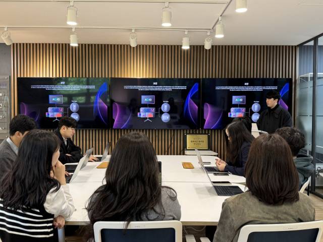 지난달 부산대 블록체인 플랫폼 연구센터 연구원들이 자문위원들에게 ‘양자내성암호’ 적용 블록체인 플랫폼을 설명하고 있다. 부산대 제공