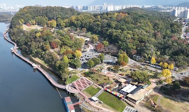 지난 6일 낙동강과 금호강이 만나는 지점에 자리한 대구 달성군 화원유원지 전경. 강을 따라 이어진 데크길과 사문진주막촌, 상화대, 수목이 어우러진 숲이 한눈에 들어온다. 1970~80년대 대구 시민의 대표적 피서지였던 이곳은 현재 생태·문화공간으로 재정비되며 낙동강권 관광벨트의 중심 거점으로 거듭나고 있다.이윤호 기자 yoonhohi@yeongnam.com