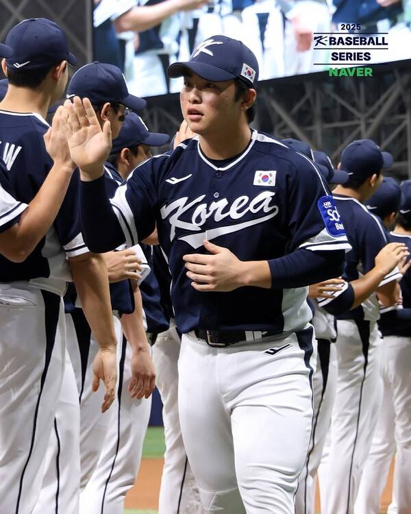 문현빈이 경기전 동료들과 하이파이브를 나누고 있다(사진=KBO)