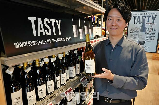 장세욱 주류 MD(상품기획자)가 서울 송파구 롯데마트 월드타워점 와인 코너에서 신상품 ‘테이스티(TASTY)’ 와인 3종을 홍보하고 있다. (사진=롯데마트)
