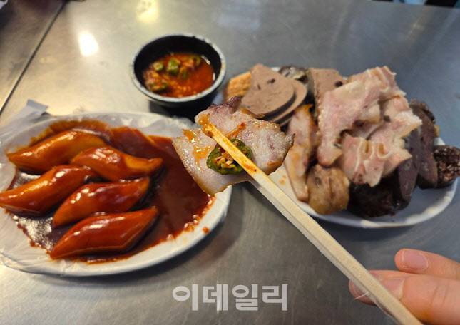 순대세트에 포함된 머릿고기. 새우젓에 곁들이면 부드럽게 넘어가지만 내장 특유의 향은 호불호가 갈렸다. (사진=한전진 기자)