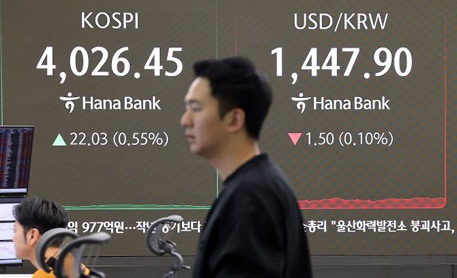 6일 서울 중구 하나은행 본점 딜링룸에서 딜러가 업무를 보고 있다. 이날 코스피지수는 전장보다 22.03포인트(0.55%) 오른 4026.45에, 코스닥지수는 3.72포인트(0.41%) 하락한 898.17에 장을 마감했다. 사진=연합뉴스