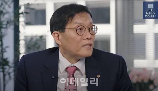 이창용 한국은행 총재는 지난달 16일(현지시간) 코리아 소사이어티와의 인터뷰에서 원화 스테이블코인 발행은 은행 중심으로 가야 한다는 기존의 입장을 재확인했다. (사진= 인터뷰 동영상 캡처)