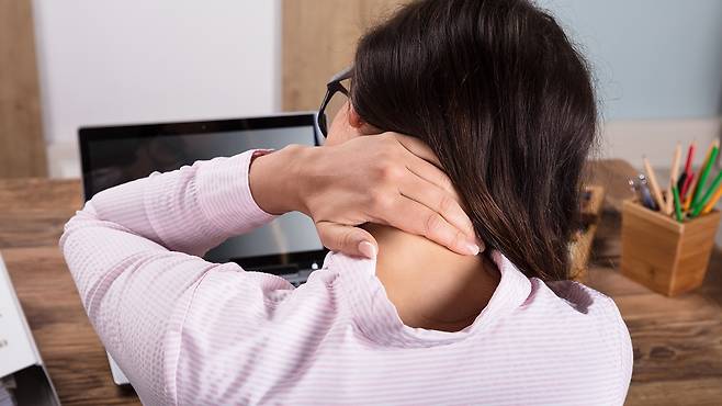잘못된 자세가 반복·지속되면 목 주변 근육이 불균형해진다｜게티이미지뱅크