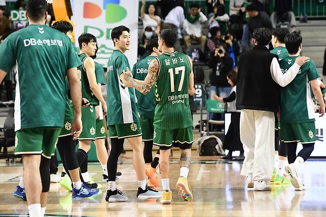 8일 창원 LG와 경기에서 승리한 뒤 기뻐하는 원주 DB 선수들