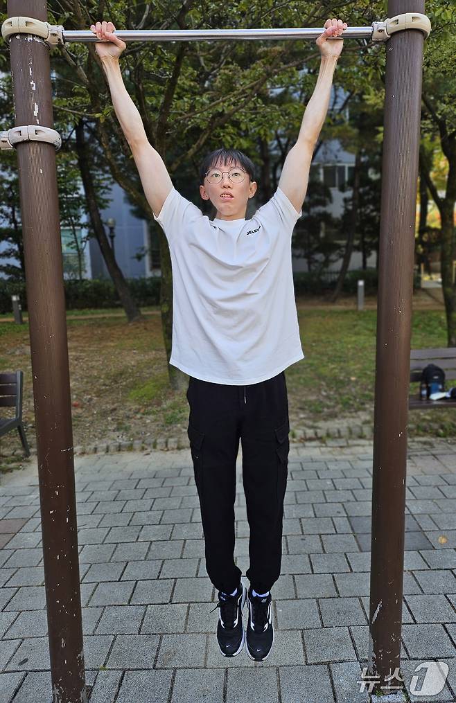 김동호 씨가 설명한 턱걸이의 첫 걸음 매달리기. ⓒ News1 권혁준 기자