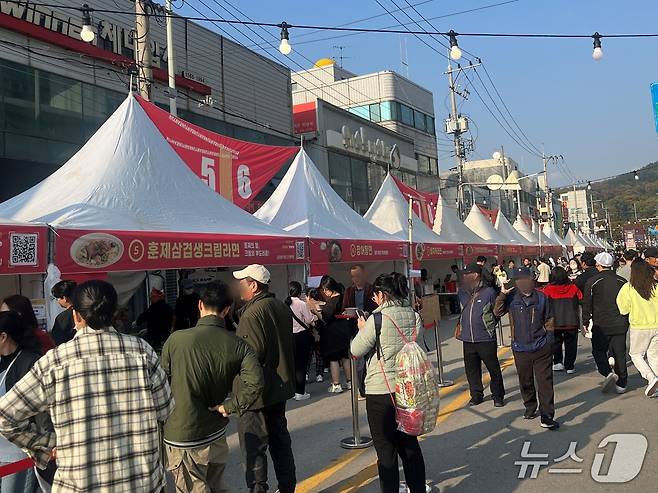지난 7일 오후 경북 구미라면축제  이색라면 부스 앞에 사람들이 모여 주문을 고민하고 있다. 2025.11.7/ 뉴스1 박혜연 기자 ⓒ 뉴스1