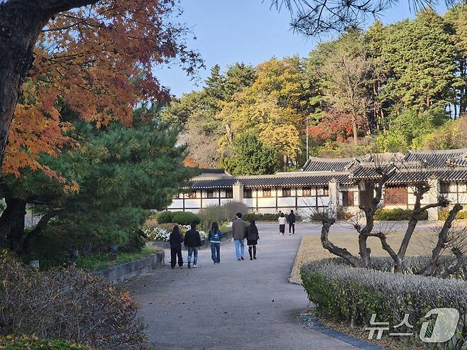 일요일인 9일 강원 강릉시 선교장을 찾은 나들이객들이 절정의 단풍을 만끽하고 있다. 2025.11.9/뉴스1