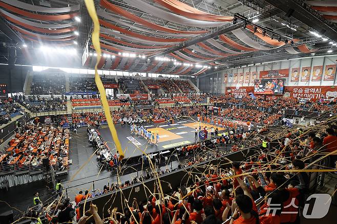 체육관을 꽉 채운 OK저축은행 팬들(KOVO제공)