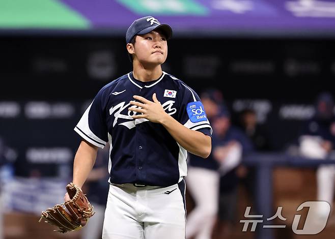 9일 오후 서울 구로구 고척스카이돔에서 열린 2026 WBC 대비 평가전 '2025 네이버 K-베이스볼 시리즈(K-BASEBALL SERIES)' 체코와의 2차전 경기. 대표팀 투수 정우주가 6회 무실점 이닝을 마친 뒤 더그아웃으로 들어서고 있다. 2025.11.9/뉴스1 ⓒ News1 구윤성 기자