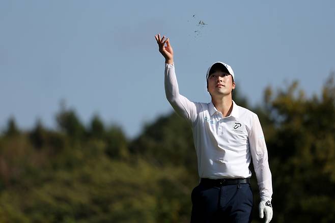 임예택이 9일 테디밸리 골프&리조트에서 열린 KPGA투어 투어챔피언십 최종라운드에서 바람을 체크하기 위해 하늘에 잔디를 띄우고 있다. 사진 | KPGA