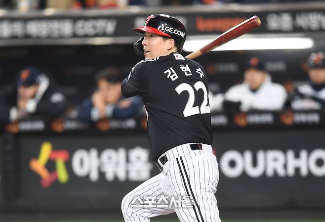 LG 김현수가 대전 한화생명 볼파크에서 열린 2025 KBO 한국시리즈 5차전 한화와 경기 1회초 1사2루 1타점 좌중간 안타를 치고 있다.  대전 | 최승섭기자 thunder@sportsseoul.com