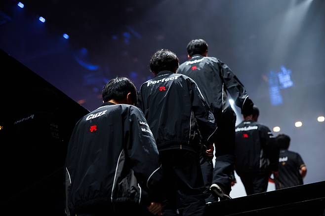 KT 선수단이 9일(한국시간) 중국 청두 동안호 스포츠파크에서 열린 ‘2025 리그오브레전드 월드챔피언십(롤드컵)’ 결승에 앞서 입장하고 있다. 사진 | 라이엇 게임즈