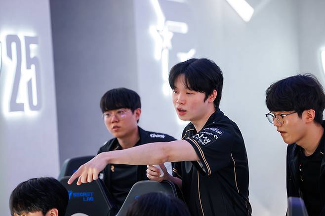 KT 선수단이 9일(한국시간) 중국 청두 동안호 스포츠파크에서 열린 ‘2025 리그오브레전드 월드챔피언십(롤드컵)’ 결승에서 피드백하고 있다. 사진 | 라이엇 게임즈