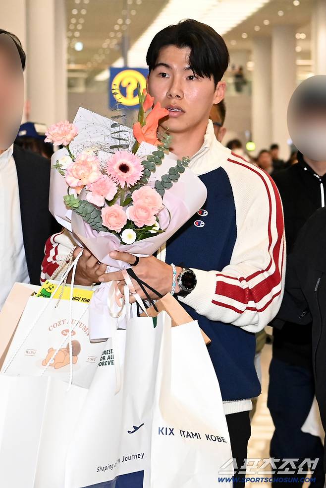 메이저리그 LA 다저스 김혜성이 6일 인천공항을 통해 귀국해 출국장을 빠져나가고 있다. 인천공항=허상욱 기자wook@sportschosun.com/2025.11.06/