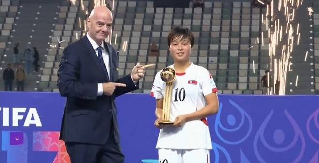 잔니 인판티노 회장이 골든부트 북한 유정향에게 골든 부트를 수여한 후 포즈를 취하고 있다. .   사진 출처=FIFA