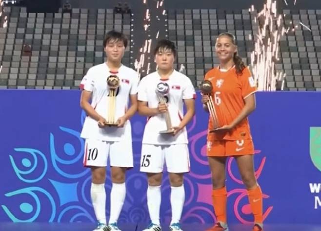 골든부트 북한 유정향, 실버부트 북한 김원심  사진 출처=FIFA