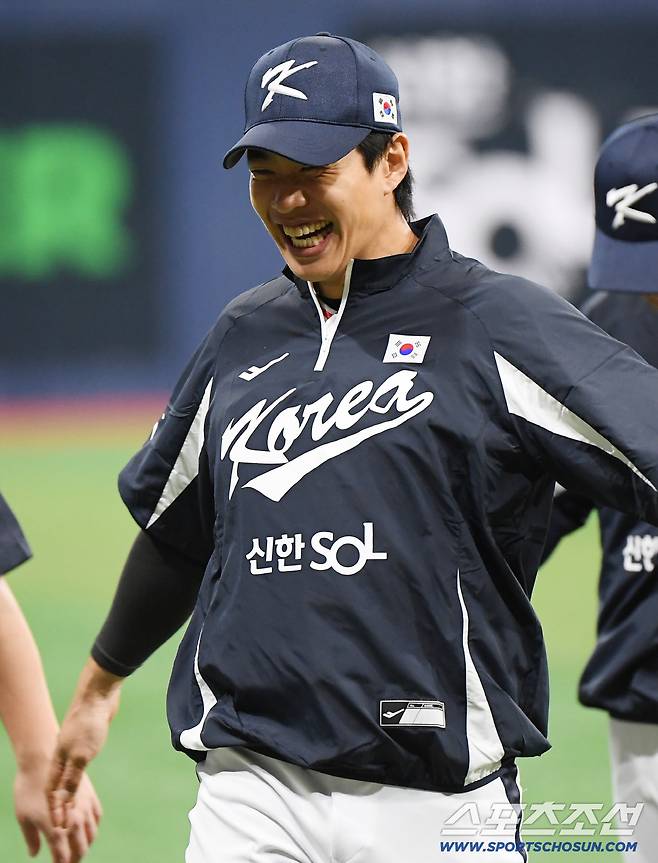 야구 국가대표팀이 7일 서울 고척스카이돔에서 훈련했다. 송성문이 밝은 표정으로 몸을 풀고 있다. 고척=정재근 기자 cjg@sportschosun.com/2025.11.7/