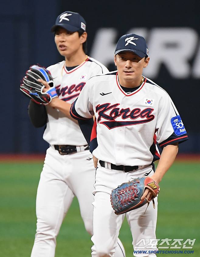 야구 국가대표팀이 7일 서울 고척스카이돔에서 훈련했다. 신민재와 송성문이 수비 훈련을 하고 있다. 고척=정재근 기자 cjg@sportschosun.com/2025.11.7/