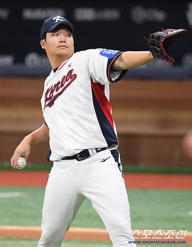 야구 국가대표팀이 7일 서울 고척스카이돔에서 훈련했다. 문보경이 캐치볼을 하고 있다. 고척=정재근 기자 cjg@sportschosun.com/2025.11.7/