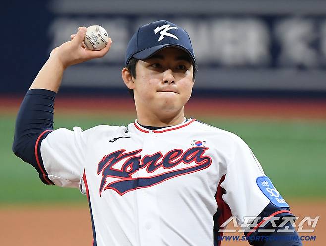 야구 국가대표팀이 7일 서울 고척스카이돔에서 훈련했다. 문현빈이 캐치볼을 하고 있다. 고척=정재근 기자 cjg@sportschosun.com/2025.11.7/