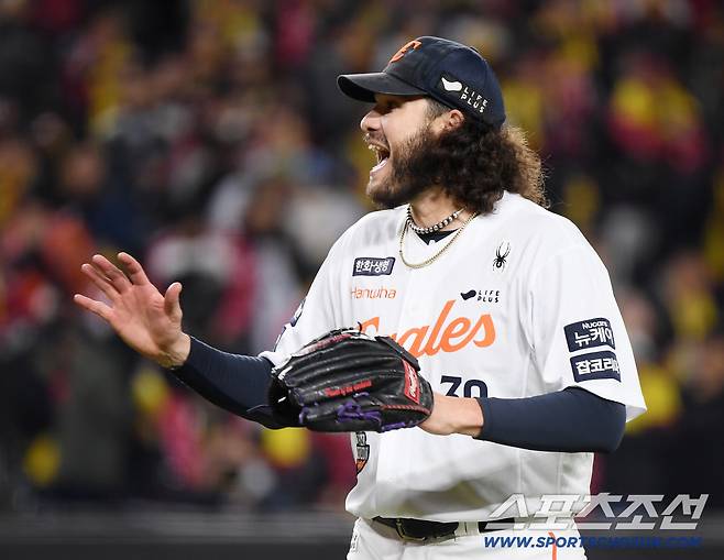 29일 대전 한화생명볼파크에서 열린 LG와 한화의 한국시리즈 3차전. 2회초 2사 1루 박동원을 삼진으로 처리한 폰세가 환호하고 있다. 대전=정재근 기자 cjg@sportschosun.com/2025.10.29/