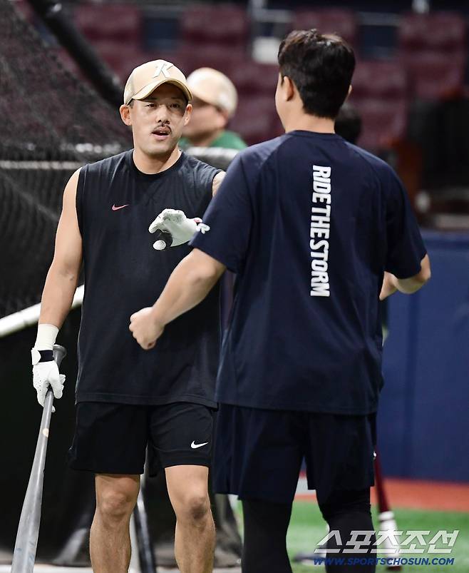 26일 고척돔에서 열리는 KBO리그 키움과 한화의 경기. 키움 이용규와 인사를 나누고 있는 한화 손아섭. 고척=송정헌 기자songs@sportschosun.com/2025.08.26/
