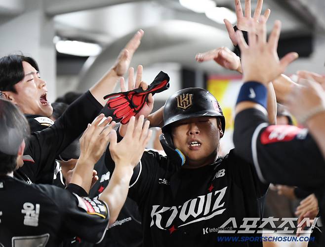 1일 광주 기아챔피언스필드에서 열린 KT-KIA전. 3회초 2사 1, 3루 황재균의 적시타 때 득점한 강백호가 환영받고 있다. 광주=정재근 기자 cjg@sportschosun.com/2025.10.1/