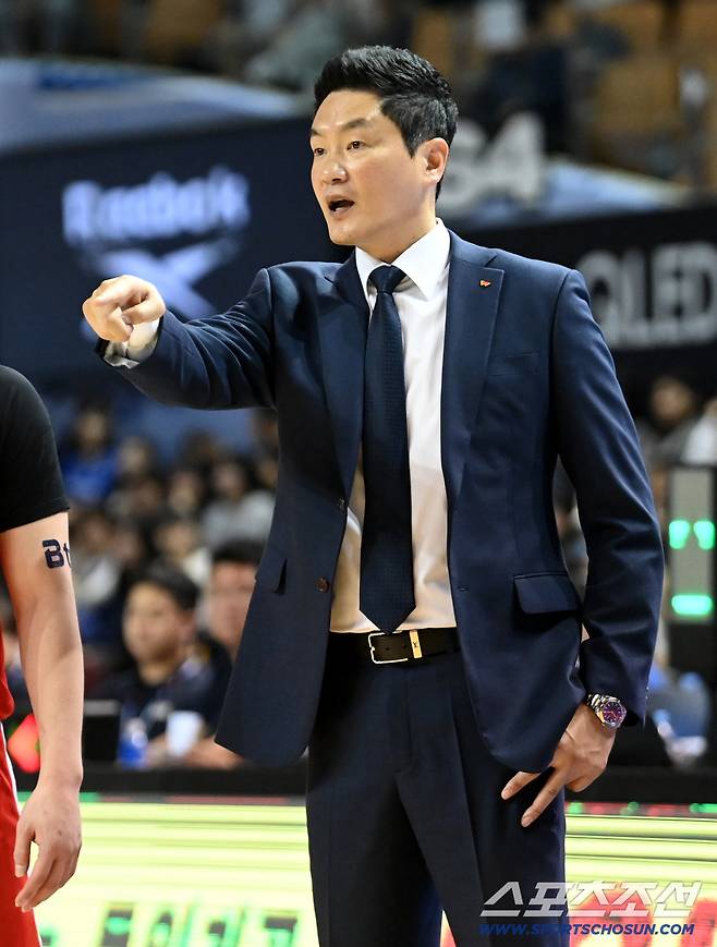 9일 잠실실내체육관에서 열린 서울 삼성과 서울 SK의 경기, SK 전희철 감독이 작전지시를 하고 있다. 잠실실내체=허상욱 기자wook@sportschosun.com/2025.11.09/
