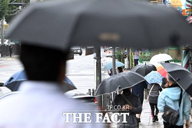 일요일인 오늘 남부지방을 중심으로 아침까지 비가 내리고, 오후부터 북쪽에서 찬 공기가 내려와 날씨가 점차 쌀쌀해질 전망이다. /남용희 기자