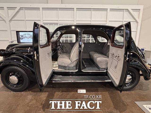 1936년 완성된 토요타 최초의 양산형 승용차 AA형 실물 전시. 유선형 디자인이 특징이다. /아이치현=황지향 기자