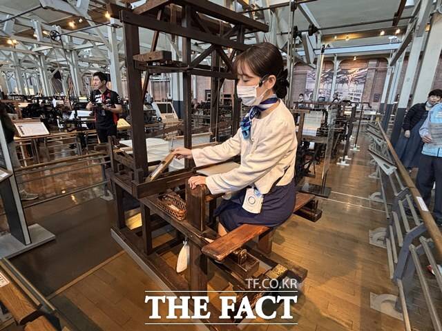 토요다 사키치가 발명한 수동 방직기를 직원이 시연하고 있다. /황지향 기자