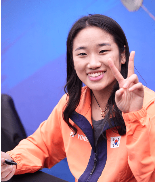 Badminton empress Ahn Se-young attended the retirement ceremony of Kim So-young and Chae Yu-jeong. Badminton Korea TV