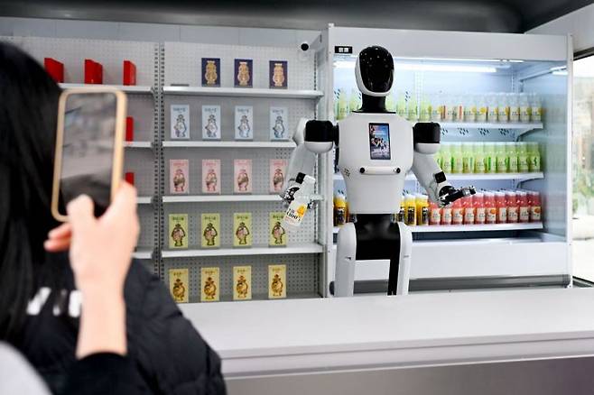 중국 베이징의 한 작은 잡화점에서 일하는 로봇의 모습. AFP연합뉴스