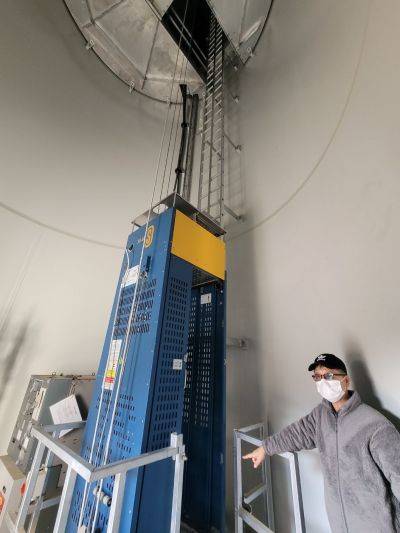 태백가덕산풍력발전의 김수철 발전소장이 4.2메가와트(MW) 용량의 유니슨 육상풍력발전기 내부에 있는 승강기와 전기 설비에 대해 설명하고 있다. 강희종기자