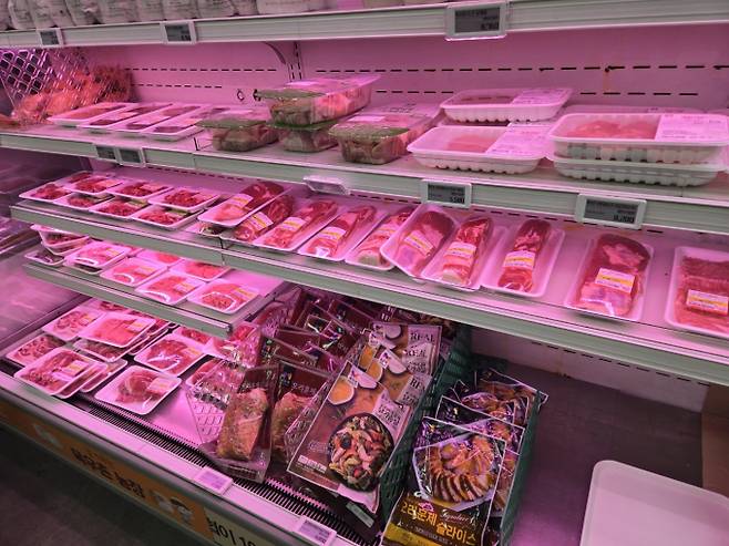 대형마트 휴무일, 이마트·롯데마트·홈플러스·코스트코 ‘할인! 오픈런’ = 이마트·롯데마트·홈플러스·코스트코 등 대형마트가 이번 주는 각사별 특색있는 할인행사에 돌입한다. 한우에서 자동차까지 전품목 역대급 할인이 제공되는 한국판 블랙프라이데이 '코리아 그랜드 페스티벌'이 9일까지 진행되는 가운데, 특히 이마트는 ‘김장대전’과 그룹이 총출동하는 '2025 대한민국 쓱데이’를, 롯데마트는 ‘땡큐절’ 2주차 행사를, 홈플러스는 오는 12일까지 ‘BLACK 홈플런’ 2주차 행사를 진행한다. ©bnt뉴스: 대형마트 휴무일? 이마트·롯데마트·홈플러스‧코스트코 등 마트 휴일, 쉬는날&nbsp;