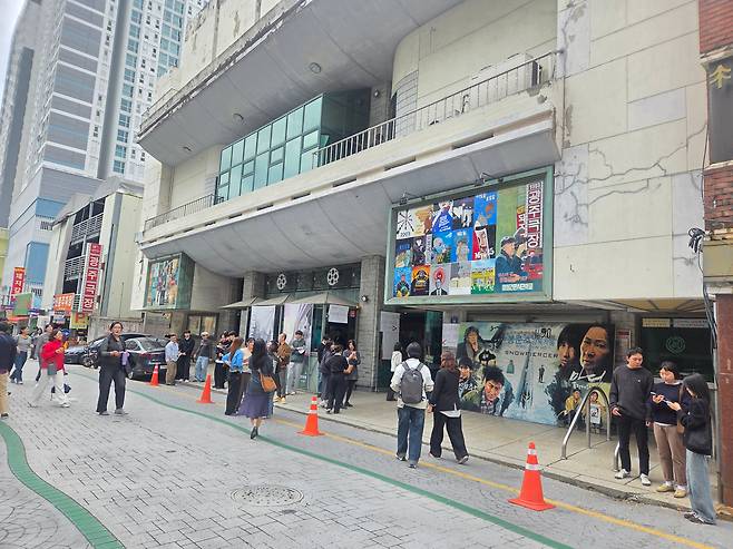 8일 오후 광주광역시 동구 광주극장으로 관객들이 들어서고 있다. 오는 16일까지 90주년 기념으로 영화제가 열린다./신정선 기자