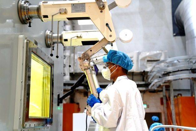 중국과학원 상하이 응용물리연구소(SINAP) 연구원이 간쑤성 우웨이시 민친현의 우웨이 캠퍼스의 토륨 용융염 원자로(TMSR)에서 샘플 추출 작업을 하고 있다. ⓒ 신화/연합뉴스