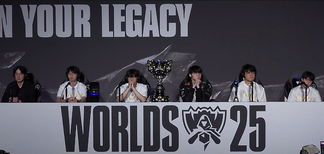 T1 선수단이 9일 중국 청두에서 열린 2025 리그 오브 레전드 월드 챔피언십(롤드컵) 결승전 경기 종료 후 기자회견에 참석했다. 온라인 기자회견 캡처