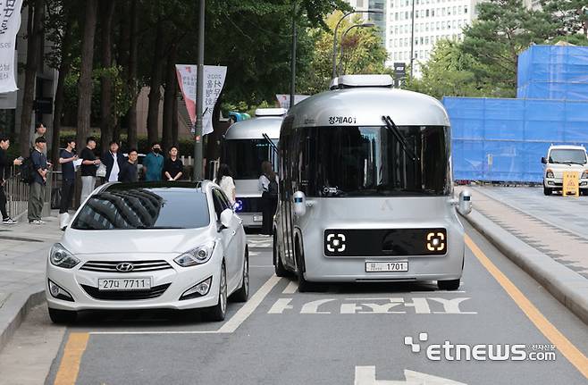 운전석 없는 자율주행셔틀 '청계A01'이 서울 중구 청계천 일대에서 시범 운행을 하는 모습. 김민수기자 mskim@etnews.com