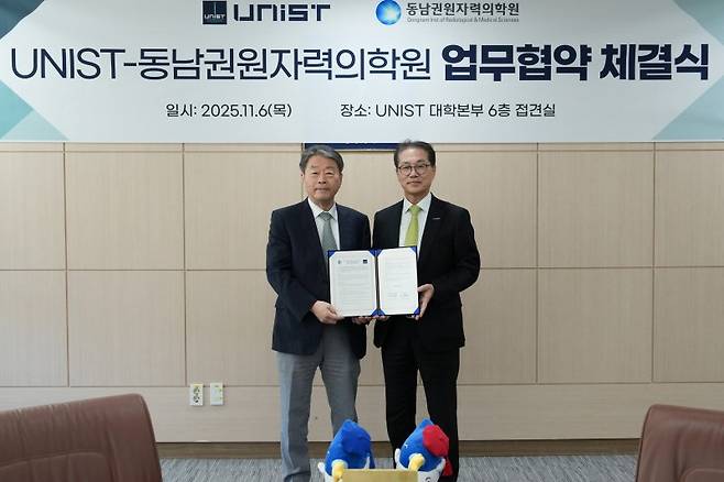 지난 6일 오후 울산과학기술원(유니스트) 본관에서 '우주 방사선 의학 공동연구를 위한 업무협약식'이 열려 이창훈 동남권원자력의학원장(왼쪽)과 유니스트 박종래 총장이 함께 협약서를 들고 기념촬영을 하고 있다. 동남권원자력의학원 제공