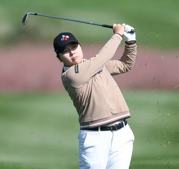 한국여자프로골프(KLPGA) 투어 2025시즌 최종전 대보 하우스디 챔피언십 우승 경쟁에 뛰어든 홍정민 프로. 사진제공=KLPGA (사진을 무단으로 사용하지 마십시오.)