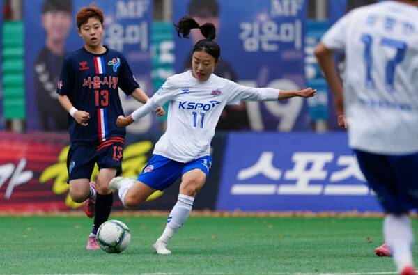 화천KSPO의 위재은이 8일 서울월드컵보조구장에서 열린 2025 WK리그 챔피언결정전 1차전 서울시청과 경기에서 슈팅하고 있다. 한국여자축구연맹 제공