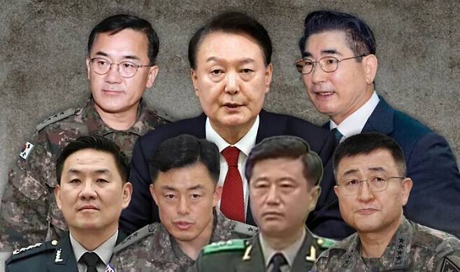 2·3 내란사태를 일으킨 윤석열 전 대통령, 김용현 전 국방장관, 여인형 전 방첩사령관, 이진우 전 수도방위사령관(아래 왼쪽부터), 문상호 전 정보사령관, 노상원 전 정보사령관, 박안수 전 육군참모총장. 군 복무를 면제받은 윤 전 대통령을 빼고 나머지는 모두 육군사관학교 출신이다. 한겨레 자료