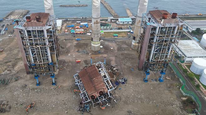 9일 오전 울산 남구 한국동서발전 울산화력발전소 보일러 타워 붕괴현장에 붕괴된 기력 5호 보일러 타워 양옆으로 4·6호기가 서 있다. 최현수 기자 emd@hani.co.kr