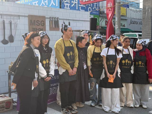 7일 경북 구미시에서 열린 '2025 구미라면축제'에서 열린 요리 경연 '글로벌 라면요리왕' 참가자 및 심사 위원들이 기념촬영을 하고 있다. 구미=안아람 기자