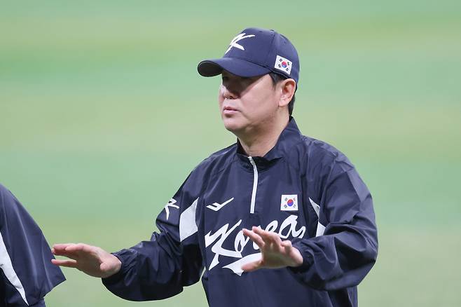 <yonhap photo-6009="">K-베이스볼 시리즈 한국과 체코의 국가대표 평가전을 하루 앞둔 7일 서울 고척스카이돔에서 한국 대표팀 선수들이 훈련하는 가운데 류지현 감독이 김용일 코치와 대화하고 있다. 2025.11.7 [연합뉴스]</yonhap>