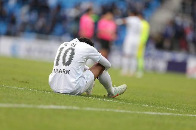 사진은 지난 2일 인천과의 원정경기서 비긴 뒤 고개 숙인 부산 페신. 사진=프로축구연맹