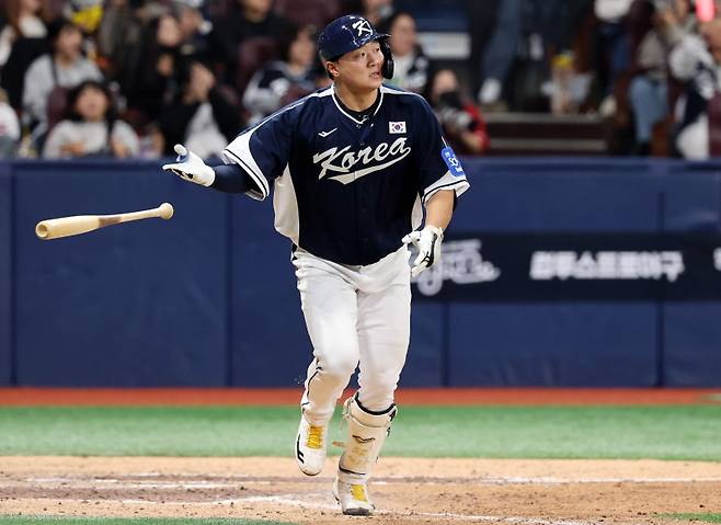 <yonhap photo-3468="">9일 오후 서울 구로구 고척스카이돔에서 열린 '2025 네이버 K-BASEBALL 시리즈' 대한민국과 체코의 평가전. 9회초 무사 1루 이재원이 투런홈런을 쏘아올리고 있다. 2025.11.9 [연합뉴스]</yonhap>