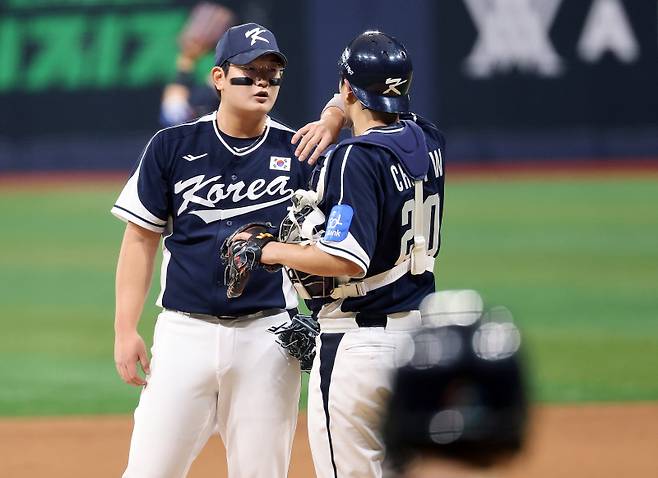 <yonhap photo-3315="">9일 오후 서울 구로구 고척스카이돔에서 열린 '2025 네이버 K-BASEBALL 시리즈' 대한민국과 체코의 평가전. 5회말 볼넷 허용한 김서현이 포수 조형우와 대화를 나누고 있다. 2025.11.9 [연합뉴스]</yonhap>